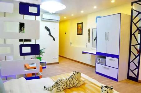 Royal Penguin Boutique 1 - 106