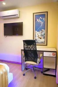 Royal Penguin Boutique 1 - 133