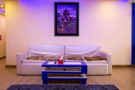 Royal Penguin Boutique 1 - 118