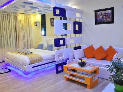 Royal Penguin Boutique 1 - 41