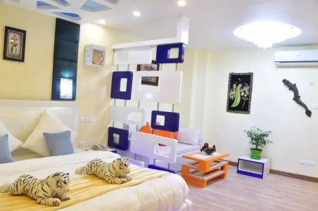 Royal Penguin Boutique 1 - 5