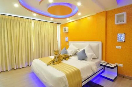 Royal Penguin Boutique 1 - 123