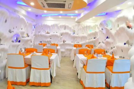 Royal Penguin Boutique 1 - 17