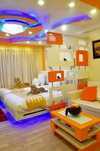 Royal Penguin Boutique 1 - 64