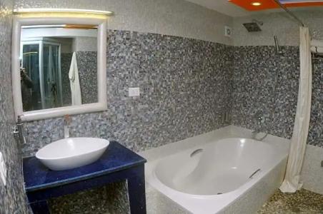 Royal Penguin Boutique 1 - 111