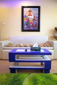 Royal Penguin Boutique 1 - 102