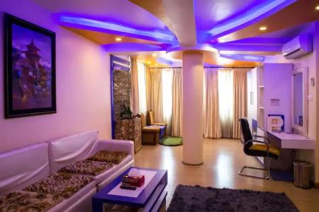 Royal Penguin Boutique 1 - 2