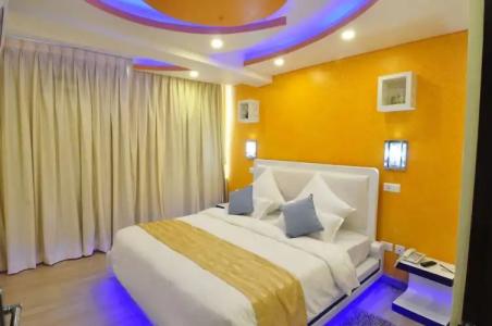 Royal Penguin Boutique 1 - 96