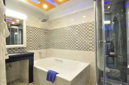 Royal Penguin Boutique 1 - 126