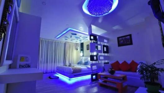 Royal Penguin Boutique 1 - 84