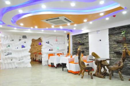 Royal Penguin Boutique 1 - 26