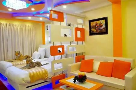 Royal Penguin Boutique 1 - 62