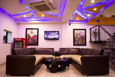 Royal Penguin Boutique 1 - 18