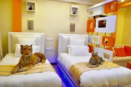 Royal Penguin Boutique 1 - 65