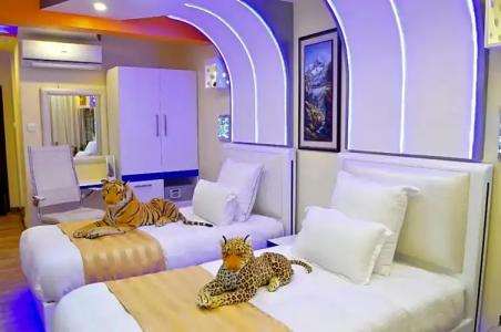 Royal Penguin Boutique 1 - 45