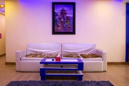 Royal Penguin Boutique 1 - 4