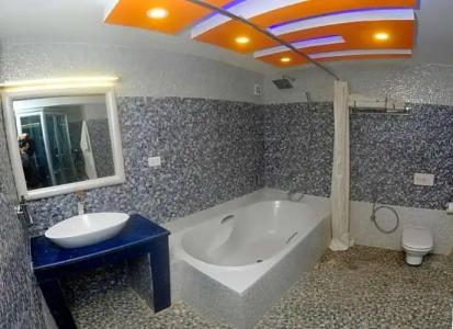 Royal Penguin Boutique 1 - 104