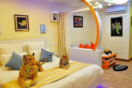 Royal Penguin Boutique 1 - 52