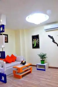 Royal Penguin Boutique 1 - 109