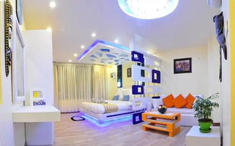 Royal Penguin Boutique 1 - 81