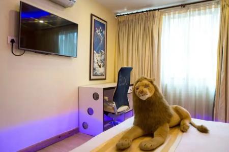 Royal Penguin Boutique 1 - 1