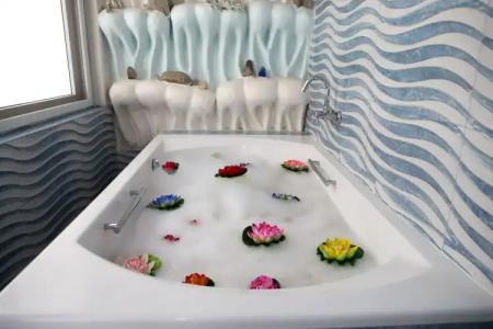 Royal Penguin Boutique 1 - 21