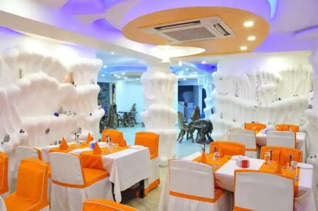 Royal Penguin Boutique 1 - 29