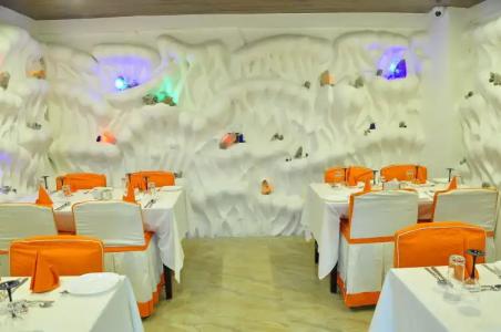 Royal Penguin Boutique 1 - 30