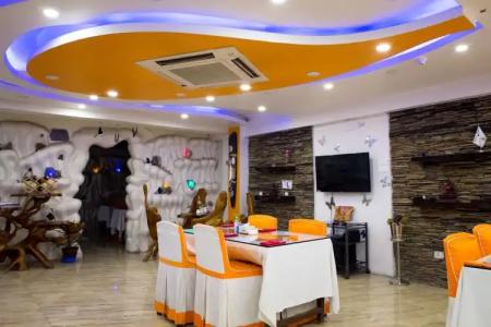 Royal Penguin Boutique 1 - 25