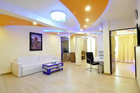 Royal Penguin Boutique 1 - 128