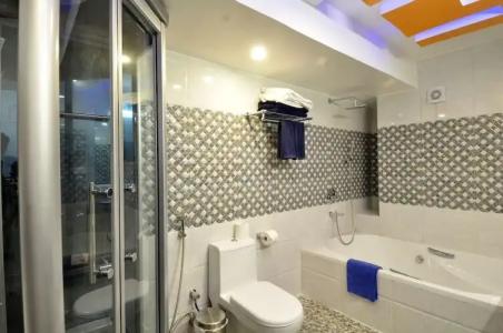 Royal Penguin Boutique 1 - 95