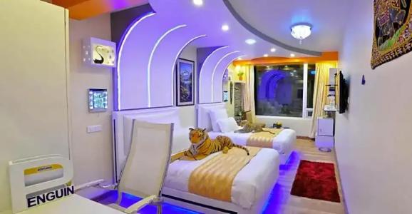 Royal Penguin Boutique 1 - 51