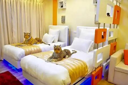 Royal Penguin Boutique 1 - 66