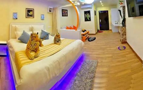 Royal Penguin Boutique 1 - 60