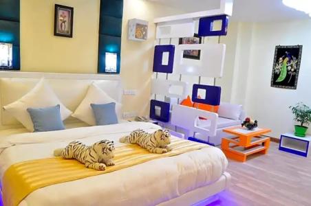 Royal Penguin Boutique 1 - 107