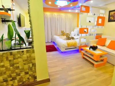 Royal Penguin Boutique 1 - 36