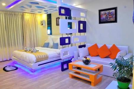 Royal Penguin Boutique 1 - 105