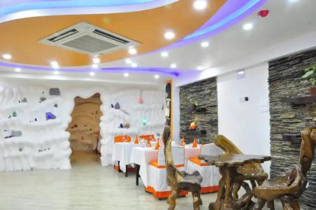 Royal Penguin Boutique 1 - 31