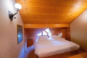 Natyral Razma Resort, Bajraku i Thethit