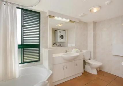 Tropic Towers Apartments - 8