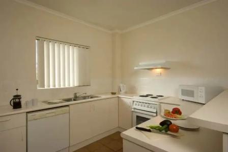 Tropic Towers Apartments - 13