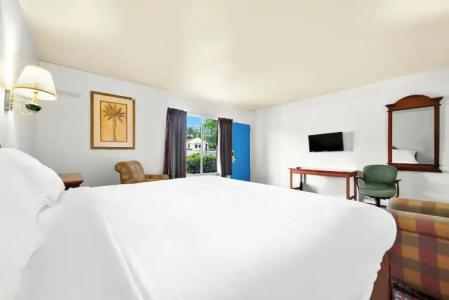 Capitol Inn and Suites - 13