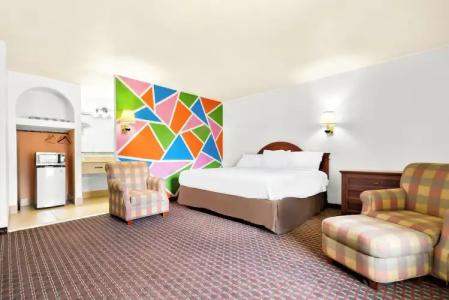 Capitol Inn and Suites - 3