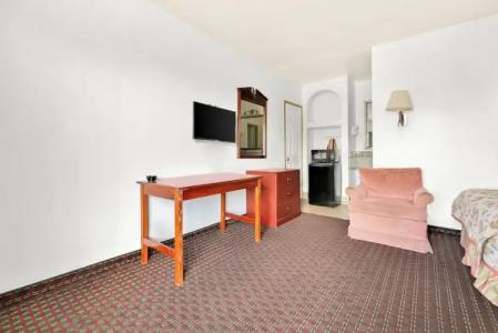 Capitol Inn and Suites - 2