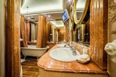 Imperial & Restaurant - 8