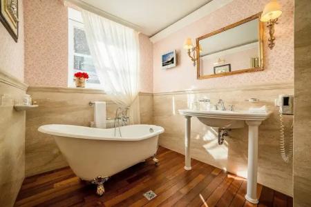 Imperial & Restaurant - 64