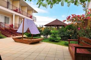 Uyutnyij Dvorik Hotel, Pishchane