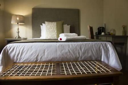 Hilltop Guesthouse - 8