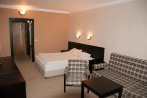 Everest Hotel, Etropole