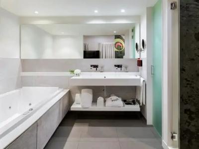 H10 Art Gallery - 16